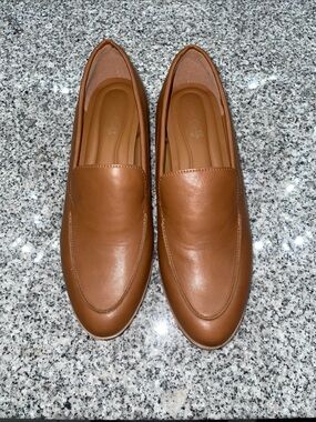 Women’s Jessica Carlyle tan leather loafers size 10. Excellent condition.